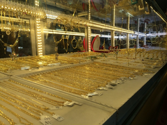 Giá vàng rung lắc mạnh