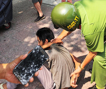 Tên cướp 16 tuổi rút dao dọa tấn công du khách Pháp trên phố Sài Gòn