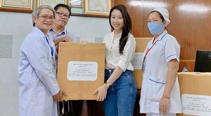 Diễn viên Huỳnh Hồng Loan tặng các bác sĩ 3.000 khẩu trang