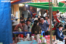 Hàng quán bán đồ ăn sáng ở Hà Nội vẫn chật kín khách