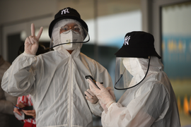 Video: Cận cảnh quy trình đặc biệt đón khách từ vùng dịch tại Sân bay Vân Đồn