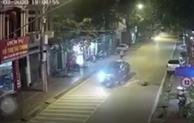 Nam thanh niên phóng xe máy như bay, lao thẳng vào đầu ô tô trong đêm
