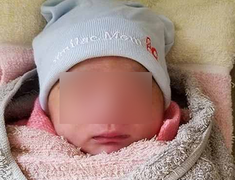 Bé sơ sinh còn nguyên dây rốn bị bỏ rơi bên đường