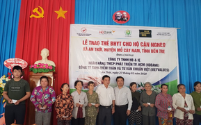 HDBank tặng 600 thẻ BHYT cho bà con Bến Tre
