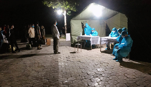 Bộ đội biên phòng ăn cơm trên lá chuối, trực 24/24 giờ chặn dịch Covid-19