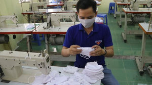 Video: Học sinh, sinh viên Cần Thơ tự may khẩu trang tặng người khó khăn