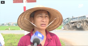 Đang phỏng vấn về tai nạn, camera quay được cảnh đâm xe phía sau