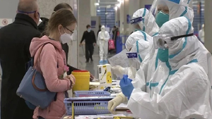 Video: Hành khách Trung Quốc từ chối đi cách ly, mắng nhân viên sân bay