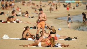 Hơn 3.200 ca lây nhiễm, thanh niên Australia vẫn chủ quan với Covid-19