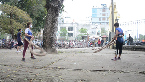 Video: Độc đáo chị em rủ nhau 'lắc vòng khổng lồ' trong công viên