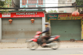 Hàng quán ngoại thành Hà Nội vắng vẻ lạ thường sau lệnh cấm của Chính phủ