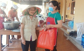 Bà lão hơn 70 tuổi đi bộ 2km ủng hộ gạo cho khu cách ly Covid-19 ở Hà Tĩnh