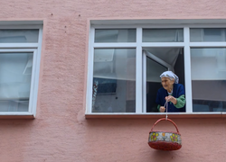 Video: Người già nhận hàng bằng dây thừng và giỏ treo thời Covid-19