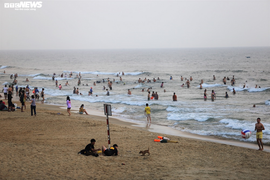 Bất chấp dịch Covid-19, hàng nghìn người Quảng Nam vẫn đổ xô tắm biển