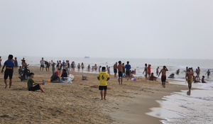 Video: Hàng nghìn người Quảng Nam đổ xô tắm biển, vui chơi giữa dịch Covid-19