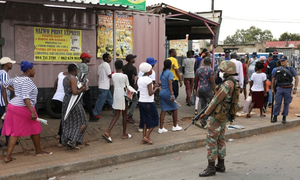 Cảnh sát Nam Phi bắn đạn cao su vào người không chấp hành lệnh phong tỏa