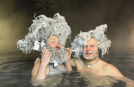 Video: Hàng trăm người thi đóng băng tóc ở Canada