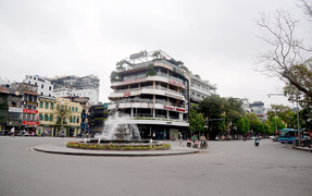 Video: Phố phường Hà Nội vắng vẻ trong những ngày chống dịch Covid-19