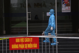 Video: Hà Nội phong tỏa chung cư có người nghi mắc Covid-19