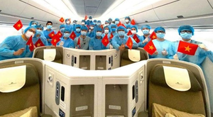 Hình ảnh chuyến bay của Vietnam Airlines đưa người Việt ở Ukraine về nước