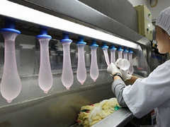 Video: Bao cao su 'cháy hàng' trên toàn cầu vì Covid-19