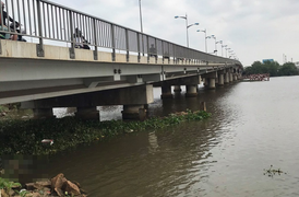 Thi thể cô gái mặc đồ phật tử nổi trên sông Sài Gòn