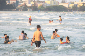 Dựng barie ngăn dân xuống bãi biển Mỹ Khê để phòng Covid-19