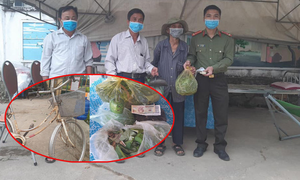 Cảm động cụ ông đạp xe đến khu cách ly ủng hộ rau, gạo và 20 nghìn đồng