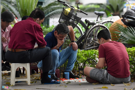 Người Hà Nội vẫn tụ tập uống trà đá, đánh cờ giữa đại dịch Covid-19