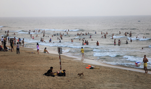Đổ xô đi tắm biển, tụ tập vui chơi mùa dịch: Sự thờ ơ, vô trách nhiệm đáng sợ