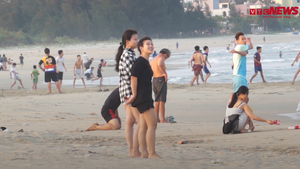 Video: Bất chấp lệnh cấm, người dân Quảng Ngãi nườm nượp đi tắm biển 
