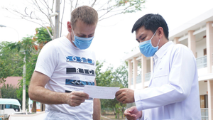 Ảnh: Ba bệnh nhân Covid-19 điều trị ở TP.HCM xuất viện