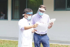 Bệnh nhân mắc Covid-19 thứ 49 xuất viện, chờ vợ khỏi bệnh cùng về nước
