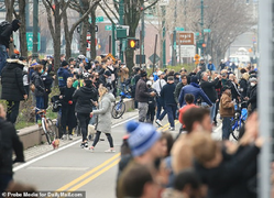 Dân New York hồ hởi đi xem tàu bệnh viện, phớt lờ giãn cách xã hội