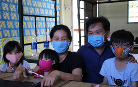 Nữ tiến sĩ cùng gia đình ở khu cách ly: Dễ chịu, vừa làm việc, vừa dạy con học