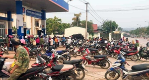 Lại thêm cảnh dân ùn ùn đi mua xăng tích trữ, bất chấp Covid-19