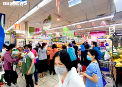TP.HCM: Siêu thị ngập hàng hóa, người dân vẫn chen nhau mua tích trữ