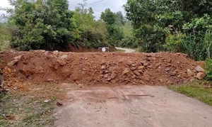 Đổ đất, cẩu bê tông chặn đường kiểm soát người ra vào thôn để chống Covid-19