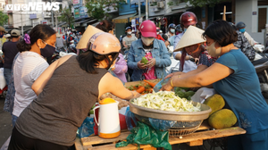 Trước lệnh cách ly toàn xã hội, hàng trăm người dân TP.HCM vẫn tụ tập họp chợ