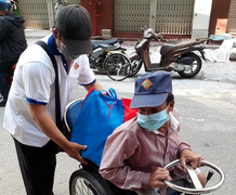 Nhiều tổ chức, cá nhân giúp đỡ người bán vé số dạo bị ảnh hưởng bởi Covid-19