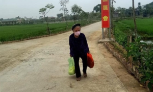 Mẹ liệt sĩ gần 90 tuổi đi bộ mang 5kg gạo ủng hộ cho khu cách ly ở Hà Tĩnh