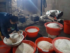 Dân huyện miền núi Nghệ An dậy từ mờ sáng nấu xôi gửi tặng khu cách ly