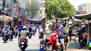 Ngày đầu 'cách ly toàn xã hội': Phố phường TP.HCM vẫn nhộn nhịp, chợ vẫn đông