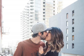 Video: Hàng trăm người hát mừng sinh nhật chàng trai khi thành phố bị phong toả