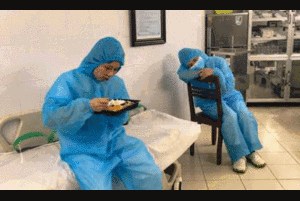 Rớt nước mắt với hình ảnh trong khu cách ly Bệnh viện Bạch Mai