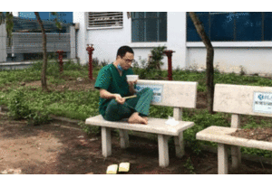 Những hình ảnh đời thường xúc động của y bác sĩ tuyến đầu chống dịch Covid-19