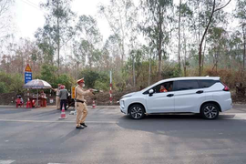 Bị yêu cầu cách ly phòng Covid-19, cướp ô tô bỏ trốn, đâm thẳng xe cảnh sát