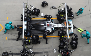 Đội đua F1 chế tạo thành công thiết bị thay thế máy thở trong 7 ngày