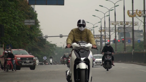 Video: Sau buổi sáng vắng vẻ, phố Hà Nội đông trở lại trong ngày đầu cách ly