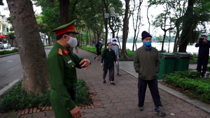 Video: Cán bộ phường đi nhắc nhở từng người đeo khẩu trang, giữ khoảng cách 2m 